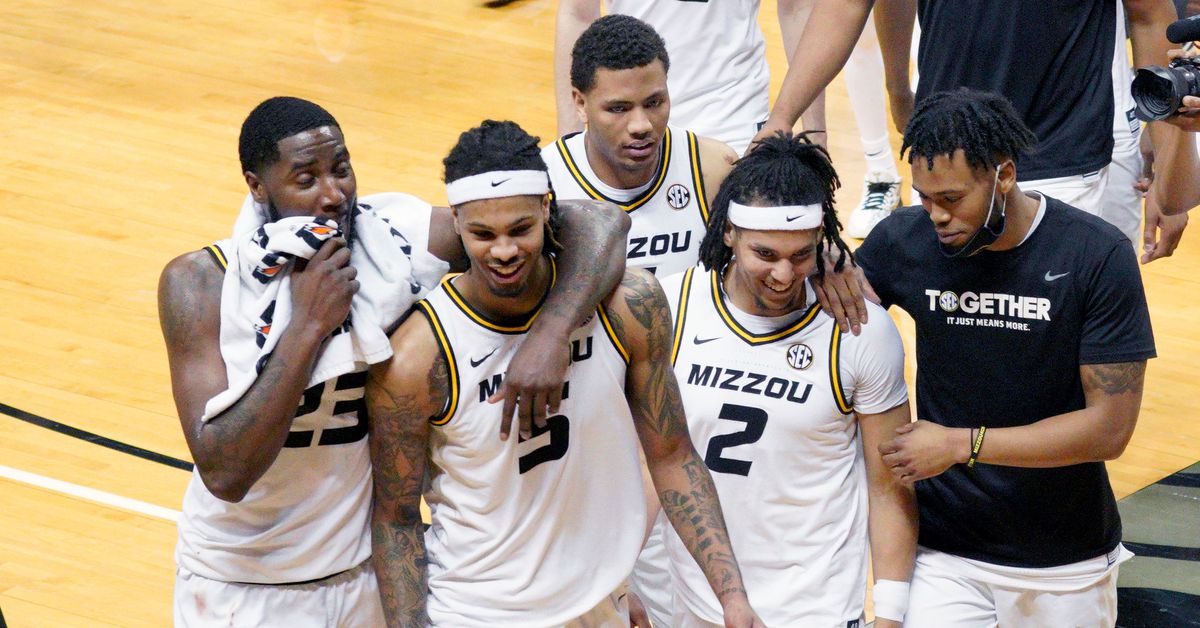 How many undefeated college basketball teams are left