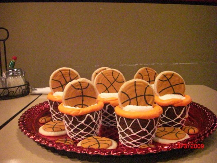 How to decorate basketball cupcakes