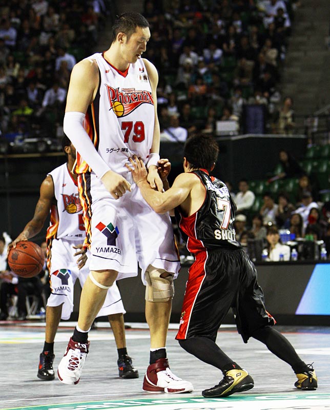 How tall is the tallest basketball player